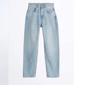 Säljer nu mina snygga ljusblåa jeans i modellen 90’s high waist, från Ginatricot. De är använda få ggr alltså i nyskick. Storlek 32 men passar även 34.Snyggt långa för mig som är 169 cm lång. Ny pris: 599kr💙!