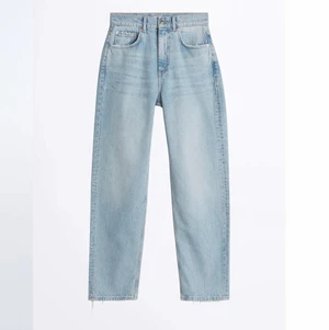 90’s jeans!! - Säljer nu mina snygga ljusblåa jeans i modellen 90’s high waist, från Ginatricot. De är använda få ggr alltså i nyskick. Storlek 32 men passar även 34.Snyggt långa för mig som är 169 cm lång. Ny pris: 599kr💙!