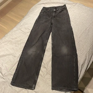 Monki jeans w24 - Väl använda. Ngt sliten nederkant.