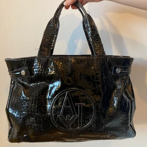 Handväska  - En stor och eymlig väska som passar super som skolväska! Den är köpt second hand på Humana och i fint skick, men med lite slitna axelremmar (se bild tre)💖