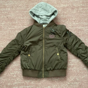 Bomberjacka  - Skit fet bomberjacka med luva. Jätte cool. Inte använt på länge. KÖPAREN STÅR FÖR FRAKT