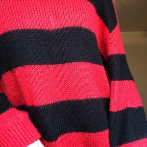 Randig stickad tröja  - En jättemysig stickad tröja den hm, köpt föra julen vet inte om den finns kvar. Är i alla fall knappt använd kanske 3-4 gånger:)