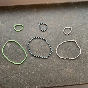 Smyckes set - Vi säljer dessa fina seten då man får med ett armband och en matchande ring för ett bättre pris än att köpa separat. Hör av er ifall ni vill ha andra färger eller mönster! De är gjort av en stretchigt står så att det passar många olika storlekar men skriv privat till oss ifall ni vill ha de exakta måtten. FRI FRAKT!!