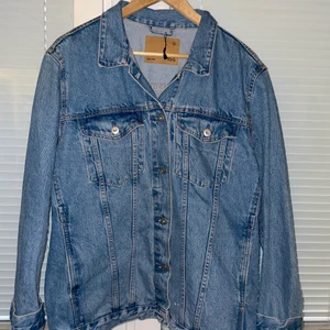 Jeansjacka  - Säljer min fina Jeansjacka, St Xl men passar bra som L 