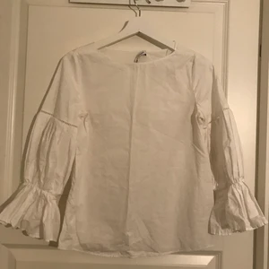 Tröja - Vit tröja i storlek XS. Märke- Mango Suits. Snygga detaljer på ärmarna. Lyxigt material. Nästintill aldrig använd. Oversize i modellen. 