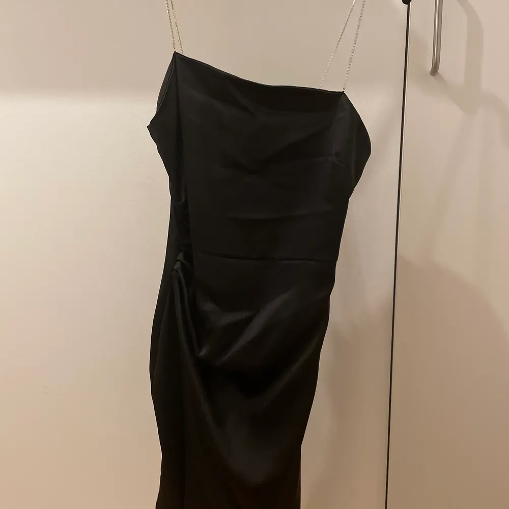 Säljer min oanvända klänning från zara med strassdetaljer ( se bild 2 ) storlek S. Klänningar.