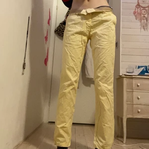 Gant kostymbyxor  - Jättefina gant kostymbyxor i väldigt ljusgul färg (färgen syns bäst på bild 3). De är så lika de trendiga dickies byxorna och det går att vika ner kanten på dem så passar de mig som vanligtvis har S i byxor perfekt! Midjemåttet syns på bild 3. Kontakta mig om du har frågor eller vill köpa!