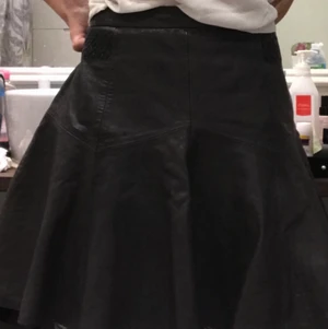 Odd  Molly Kjol  - Supersnygg klockad  Odd Molly kjol som tyvärr är för stor för mig. Som ny i strl 1.  Postar gärna med skicka lätt och spårbart för 66:- i tillkommande porto. Bra pris då den kostar nästan 7x mitt pris nu:)