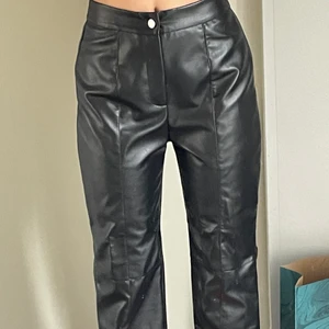 Fake skinnbrallor från Missguided - Säljer dessa ascoola skinnbrallor från Missguided då de är för stora för mig. Jag är vanligtvis en xs-s i storlek. De har coola detaljer där nere. Frakt tillkommer, tveka inte på att skriva ifall du har frågor eller vill ha mer bilder 🙌🏼🥰