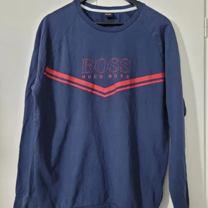 Hugo boss tröja  - Hugo boss tröja den är i helt ny skick exakt som ny köpte den för 1 vecka och tå på mig den bara den gång.Storlek L  .Den finns i Malmö och kan även frakta köparen står för frakten .Ny pris på den är 900kr och vill sälja den för 600.för att den är helt helt ny. ÄKTA 