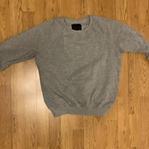 Grå sweetshirt strl xs  - En grå sweetshirt i strl XS känns som en strl S från lager 157 ☺️ andvänt en gång men tyvärr inte mer därför säljer jag den för 50 kr 😍