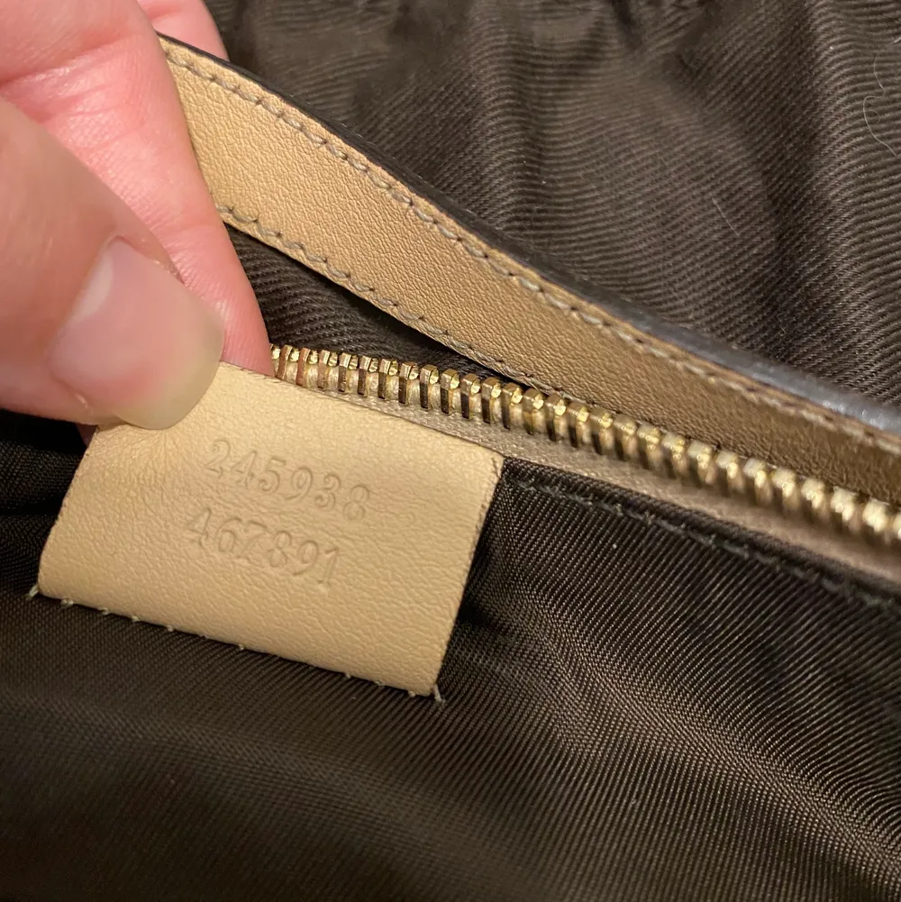 Säljer min nästan oanvända Gucci pochette väska, så himla fin verkligen. Hör av er för frågor.  Äkthet garanteras på mina saker och ni kan se serienumret. Kan diskuteras priset!! :). Väskor.