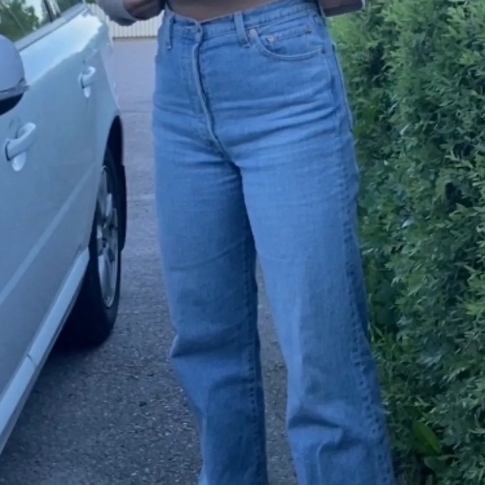 Klassiska Levis 501 jeans, sitter supersnyggt men är lite för stora för mig i midjan. Storlek: W29 L30!! Hoppas det finns någon där ute som kan få användning av dessa snyggingar!! . Jeans & Byxor.