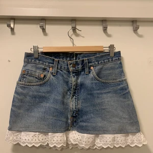 Levis jeanskjol - Säljer denna sjuuuukt roliga och unika jeanskjolen från Levis (köpt secondhand). Använd endast en gång!! Sitter ganska löst på mig som normalt har xs, så rekommenderar till s/m? Så coolt plagg men inte min stil (hade den på temafest:p)