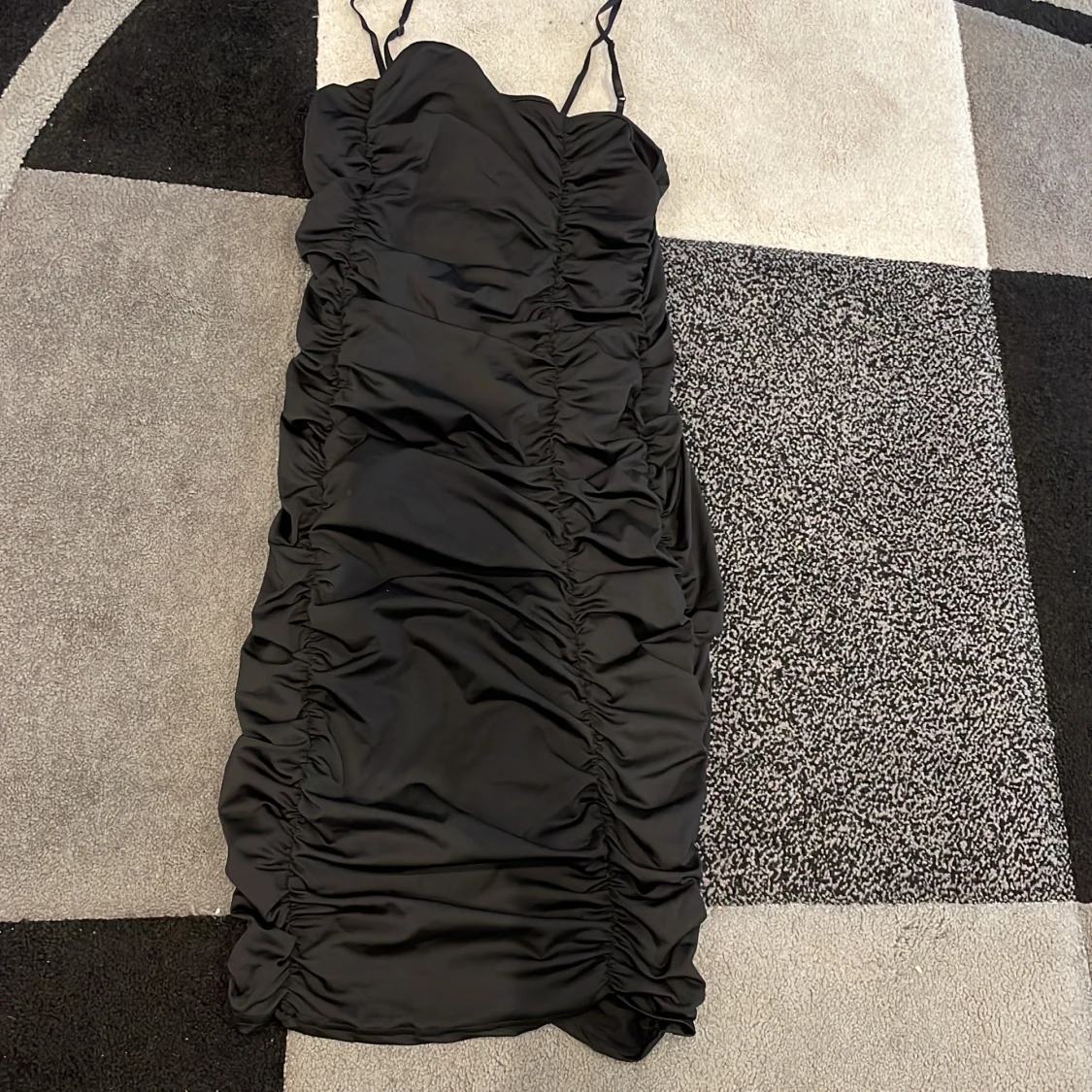 Mjuk svart klänning formar kroppen stl S - 90