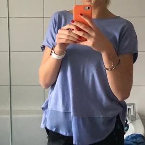 T-shirt - Sjukt fin blå tröja. Köpt för ett tag sedan ifrån Lindex. Säljer tröjan, eftersom det inte riktigt var min stil. Lite tunnare material längst ner. Köparen står för frakt!💕