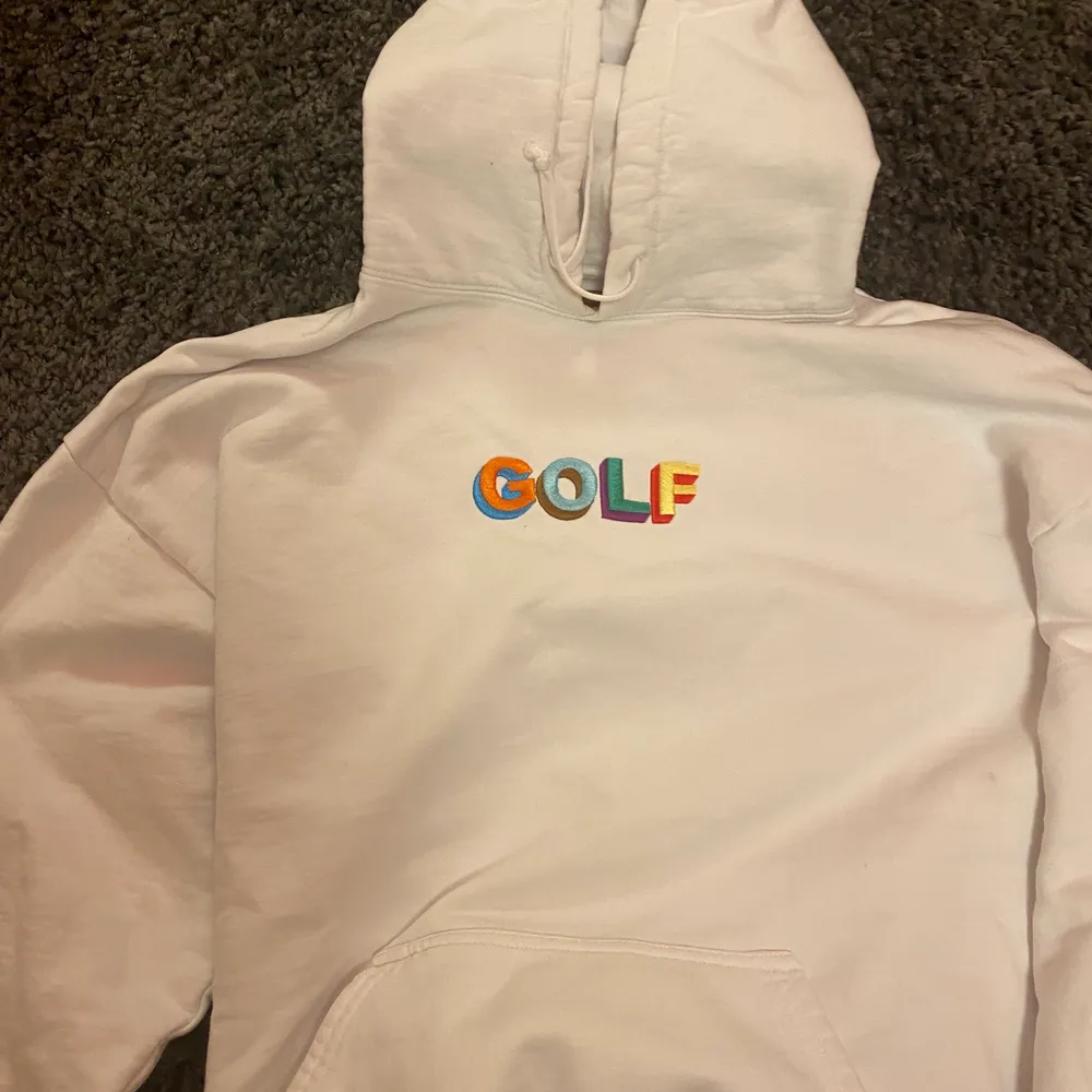 Säljer vit golf hoodie i M. Bra cond väl omhändertagen och inga synliga defekter. Priset går att diskutera. Hoodies.