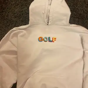 Säljer vit golf hoodie i M. Bra cond väl omhändertagen och inga synliga defekter. Priset går att diskutera