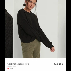 Stickad tröja - En svart stickad tröja. Perfekt till höst och vinter🍁❄️. ❗️Ordinarie pris: 249kr❗️Säljer då den inte kommer till användning