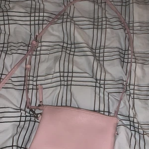 En rosa väska!💗 - Den är jätte fin den kostar 20kr frakten bror på vart man bor