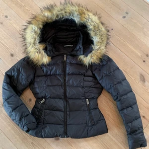 Dunjacka med pälskrage  - Säljer denna fina och varma dunjacka med pälskrage ifrån rockandblue. Figursydd men man kan justera det på baksidan. Köpt för två år sedan men fint skick samt otroligt bra kvalitet. Storlek 36. Nypris 2000 kr, mitt pris för 300 kr + frakt