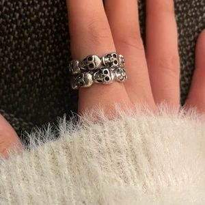 Ring - Säljer denna coola döskalleringen för 50kr❤️ SKALLARNA GÅR RUNT HELA VÄGEN