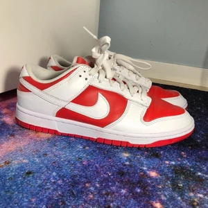 Dunk low University RED  - Nästan som nya. Har likadana i 41 och mycket mer 