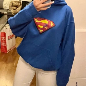 Hoodie - En jättemysig oversized superman-hoodie som aldrig används❣️ endast provad!   Bilder tagna av min lillasyster🧸🤎