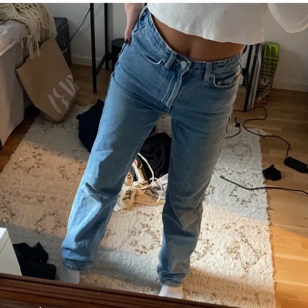 Säljer mina supersnygga weekday jeans som tyvär inte kommer till användning längre! De är rätt så användna så de är lite slitna längst ner som man ser på bild tre men annars är dom i bra kvalitet💕 kan mötas upp i Stockholm och frakta, pris kan diskuteras!💕. Jeans & Byxor.