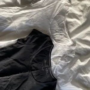 Två t-shirts i svart och vit. Vet ej vilket märke, storlek S/XS. Säljer en för 30 eller båda för 50 kr, köpare står för frakten. 💖