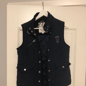S  - Super fin mörk blå väst från Bondelid. Inte användt den på länge säljer den därför. Köpt för några år sedan men den är fortfarande i fint skick🥰 Köparen står för frakten! 