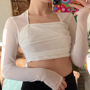 Vit meshtopp  - Vit meshtopp från Nelly i storlek S. Har sytt in vid urringningen så inte bhbanden syns men går att sprätta upp om man vill, annars i bra skick. Säljer för 50 kr, köparen står för frakten. 💖