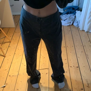 Lågmidajde kostymbyxor  - Säljer dessa snygga lågmidjade byxor som knappt är använda, kappen är kvar också🥰 dom är från beyond retro och skulle säga att det är storlek M💕 säljer för 150kr + frakt (66kr). Jag är ca 162 och dom är ganska långa på mig🥰