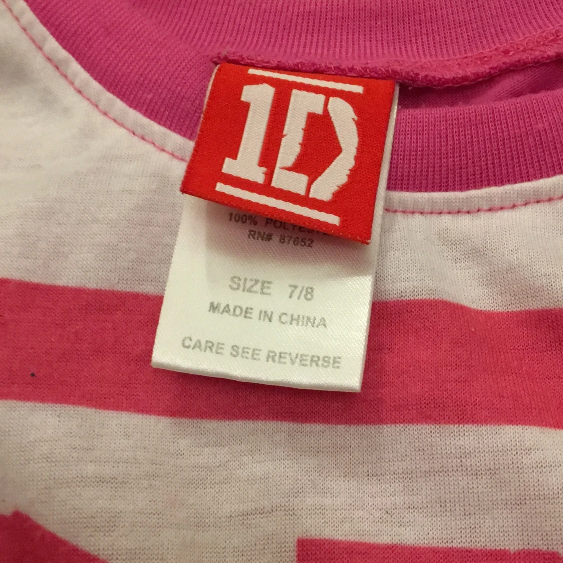 Rosa T-shirt me kändisar