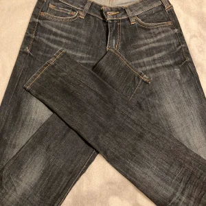 Crocker lågmidjade jeans - Lågmidjade jeans, hit/low stl 27/32, smala ben. Köpare står för frakt