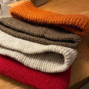 Engelstickade pannaband - Egenstickade pannband, finns i färgerna på bilden💗