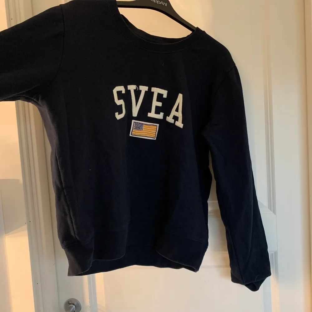 Tänkte sälja denna marinblåa snygga Svea sweatshirten, pris går naturligtvis att diskuteras så skriv om du är intresserad🥰 storlek large men skulle mer säga oversized S eller M!. Tröjor & Koftor.