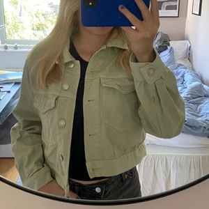 Grön jeansjacka - Säljer min gröna jeansjacka då den inte kommer till användning längre. Köpt på Gina tricot i storlek s. Säljer för 200kr