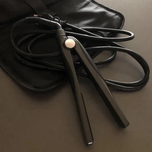 Plattång Björn Axén - Säljer plattång från Björn Axén i resestorlek. Är helt ny och endast testad en gång, köptes i våras. Ny pris 400 :-❤️