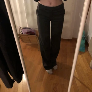 Mörkgrå kostymbyxor - Jättefina mörkgrå kostymbyxor jag inte fått användning för :( de är jättelånga i benen och för långa för mig som är 165 💘