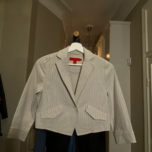 cute short jacket  - från charles jourdan unik plagg, superhärlig beige kort kostymjacka. priset kan diskuteras :) 