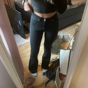 Bootcut cheapmonday - Skitsnygga bootcut från Cheap Monday i storlek S 😍