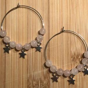 Hoops med rosenkvarts  - Handgjorda hoops med äkta rosenkvarts och stjärnberlocker ⭐️ betalning via swish