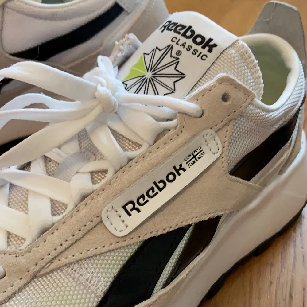 Reebok sneakers i storlek 39. Använda 1gång, men fel storlek för mig tyvärr. Säljer för 450kr. (Köpta för 2v sedan.). Skor.