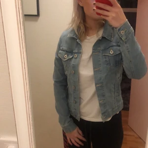 blå jeansjacka - ljusblå jeansjacka köpt på lager 157. aldrig använd eftersom den är för tajt för mig! frakt tillkommer💕