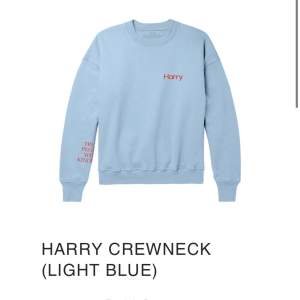 !!Utsåld Harry Styles merch!! Blå crewneck sweatshirt i storlek L. Frakten är ej inräknad i priset!!
