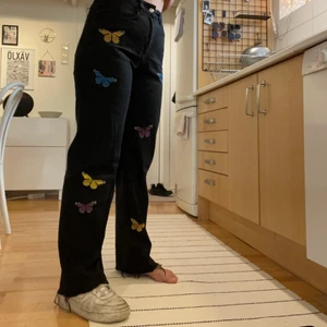 Jeans med fjärilar - Supersöta svarta jeans med fjärilar på framsidan! Storlek M🦋 100kr + frakt 