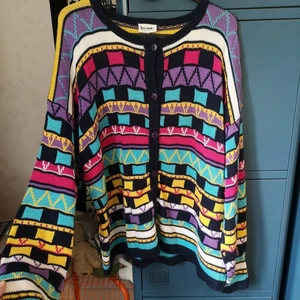 Vintage stickad tröja 80tal 90tal retro - Coolaste vintage stickade tröjan i 100% bomull. Nyskick!! Märkt 38, men oversize. Passar säkert upp till Dam L. Sitter löst på mig i Small. Köpte en liknande på tradera för 680kr. 