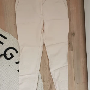 Croppade kostymbyxor strl xs  - Croppade kostymbyxor från bik bok i storlek xs. Såg någon tråddragning när jag synade plagget, se bild 3. Annars i använt fint skick.                           Köparen står för eventuell frakt, skickar med billigaste alternativet eller annat enligt önskemål ☺️