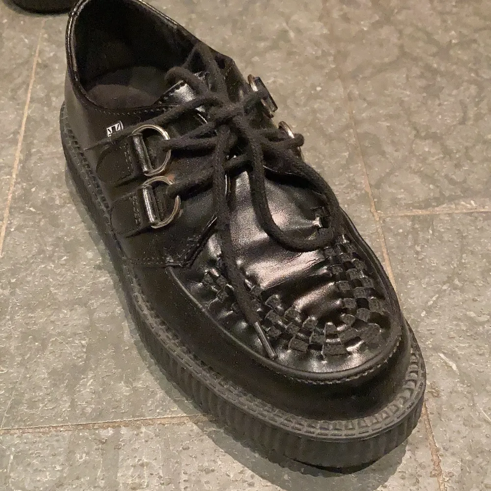 Ett par nästintill oanvända svarta loafers från märket TUK. Köptes för 1700 kr . Skor.